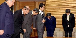 閣議に臨む(左から)桜田義孝五輪担当相、宮腰光寛沖縄北方担当相・1億総活躍担当相、菅義偉官房長官、安倍晋三首相、世耕弘成経産相、石井啓一国土交通相、茂木敏充経済再生担当相=21日午前、首相官邸(春名中撮影) 閣議に臨む(左から)桜田義孝五輪担当相、宮腰光寛沖縄北方担当相・1億総活躍担当相、菅義偉官房長官、安倍晋三首相、世耕弘成経産相、石井啓一国土交通相、茂木敏充経済再生担当相=21日午前、首相官邸(春名中撮影)