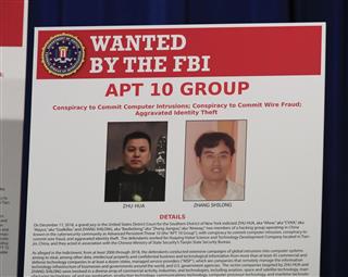 記者会見で公開された中国人ハッカー２人の写真入りポスター＝２０日、米ワシントン（ＡＰ）