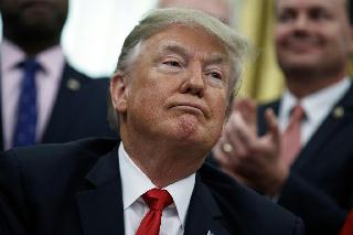 ２１日、米ワシントンのホワイトハウスでの法案署名式に臨んだトランプ大統領（ＡＰ）