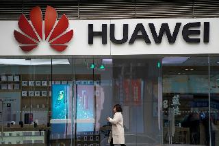中国・上海の商業施設にある華為技術（ファーウェイ）のロゴ＝６日（ロイター）