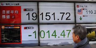 下げ幅が一時1000円を超え、2万円を割り込んだ日経平均株価=25日午後、東京都中央区(飯田英男撮影) 下げ幅が一時1000円を超え、2万円を割り込んだ日経平均株価=25日午後、東京都中央区(飯田英男撮影)