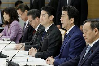外国人労働者受け入れ拡大についての関係閣僚会議であいさつする安倍首相（右から２人目）＝２５日午前、首相官邸