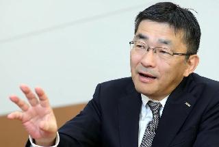 インタビューに答えるＫＤＤＩの高橋誠社長＝東京都千代田区（萩原悠久人撮影）