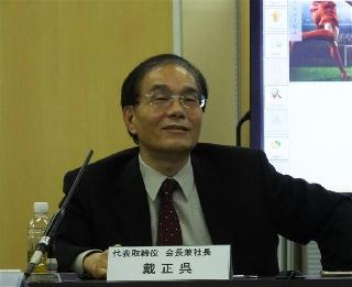 会見するシャープの戴正呉会長兼社長=26日、大阪府堺市(安田奈緒美撮影) 会見するシャープの戴正呉会長兼社長=26日、大阪府堺市(安田奈緒美撮影)