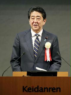 経団連が開いた審議員会であいさつする安倍首相＝２６日午後、東京都千代田区