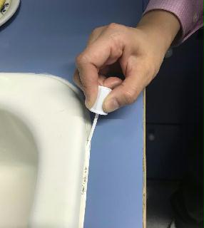 カビ取り剤では落ちないコーキング部分の汚れには、修正液を塗ってしまうのも手だ。乾かしては、また塗る…という重ね塗りで白さを取り戻せる。修正液は筆で塗るタイプが使いやすい カビ取り剤では落ちないコーキング部分の汚れには、修正液を塗ってしまうのも手だ。乾かしては、また塗る…という重ね塗りで白さを取り戻せる。修正液は筆で塗るタイプが使いやすい