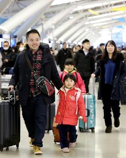 出国ラッシュ始まる。年末年始を海外ですごそうと家族連れらでにぎわう出国ロビー＝２８日午前、関西国際空港（前川純一郎撮影）