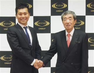 記者会見後、握手するライザップグループの瀬戸健社長（左）と松本晃氏＝５月、東京都千代田区
