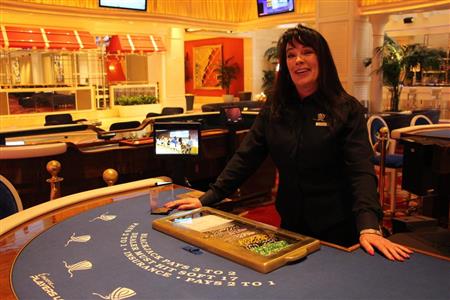 アンコールのカジノディーラー、ロクサン・ロッドマンさん。「コミュニケーションが大事」と語る＝米ラスベガス