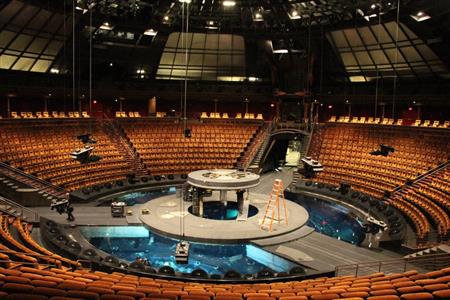 ウィン・ラスベガスの円形劇場。開演前の準備が進められていた＝米ラスベガス