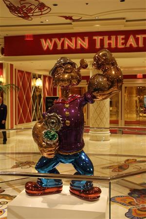 シアター前に飾られたポパイのブロンズ像＝米ラスベガス