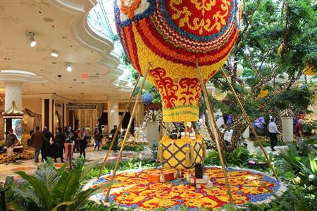 ウィン・ラスベガスのロビーは華やかな装飾で利用者を歓迎する＝米ラスベガス