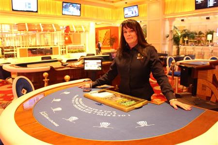 アンコールのカジノディーラー、ロクサン・ロッドマンさん。「コミュニケーションが大事」と語る＝米ラスベガス