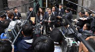要請書を持って新日鉄住金本社を訪れたあと、報道陣の質問に答える元徴用工側の代理人ら。中央左から林宰成(イム・ジェソン)弁護士、金世恩(キム・セウン)弁護士=平成30年11月、東京・丸の内(寺河内美奈撮影) 要請書を持って新日鉄住金本社を訪れたあと、報道陣の質問に答える元徴用工側の代理人ら。中央左から林宰成(イム・ジェソン)弁護士、金世恩(キム・セウン)弁護士=平成30年11月、東京・丸の内(寺河内美奈撮影)
