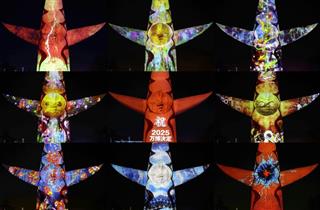 太陽の塔に浮かび上がった大阪万博開催決定を記念する「祝2025万博決定」の文字(中央)とプロジェクションマッピングで投影された映像=2018年11月、大阪府吹田市の万博記念公園 太陽の塔に浮かび上がった大阪万博開催決定を記念する「祝2025万博決定」の文字(中央)とプロジェクションマッピングで投影された映像=2018年11月、大阪府吹田市の万博記念公園