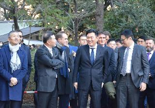 年始恒例の愛宕神社への参拝をする三木谷浩史会長兼社長ら、楽天の経営陣＝４日、東京都港区