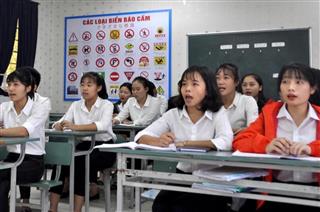 技能実習を控え、日本語を学ぶ実習生ら＝２０１８年１１月、ベトナム・バクニン省