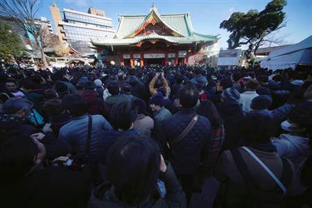 初詣客で混雑する東京の神田明神＝１日（ＡＰ）