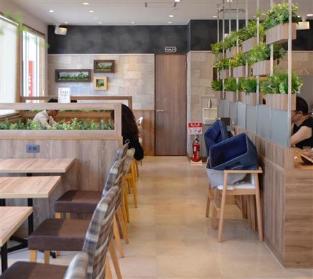 セルフサービスにした吉野家の「キャッシュ＆キャリー」型新店舗。白が基調でカフェ風（吉野家栄生店、同社提供）