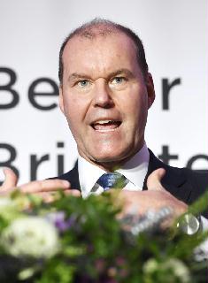 記者会見する武田薬品工業のクリストフ・ウェバー社長＝７日午前、東京都中央区