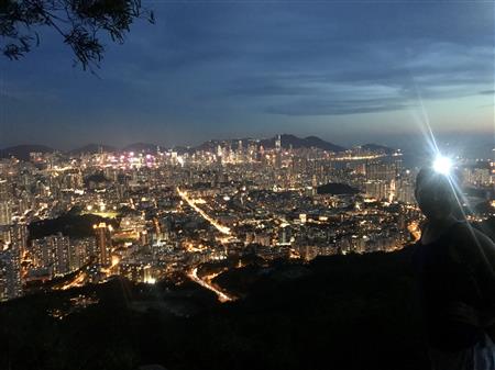 日が沈みきる前に見せる街の表情は格別。サンセットトレッキングにはヘッドライトをお忘れなく！（吉川希さん提供）