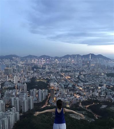 香港の絶景と私（吉川希さん提供）