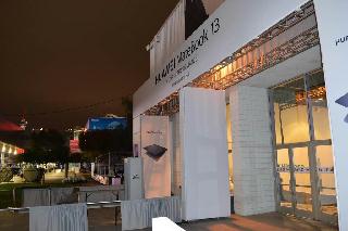 中国企業ファーウェイの看板が掲示され、内装の準備が進むＣＥＳ会場＝７日、米ラスベガス（織田淳嗣撮影）