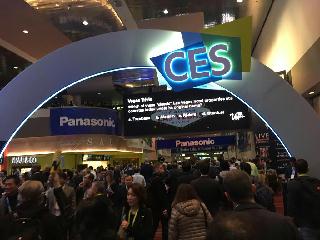 世界最大級の家電見本市「CES」が開幕し、入場客で賑わうラスベガス国際会議場=8日(現地時間)午前、米ラスベガス(織田淳嗣撮影) 世界最大級の家電見本市「CES」が開幕し、入場客で賑わうラスベガス国際会議場=8日(現地時間)午前、米ラスベガス(織田淳嗣撮影)