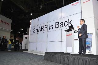 「８Ｋ」のモニターを前に、ＣＥＳ復帰について述べるシャープの石田佳久副社長＝８日、米ラスベガス（織田淳嗣撮影）
