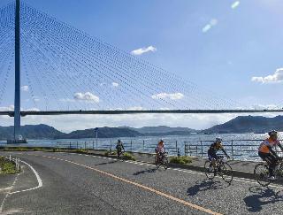 瀬戸内しまなみ海道沿線の島々をサイクリングで巡る人たち=2018年10月28日、広島県尾道市 瀬戸内しまなみ海道沿線の島々をサイクリングで巡る人たち=2018年10月28日、広島県尾道市