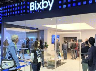 サムスン電子の音声アシスタント機能「ビックスビー」のデモンストレーションを行うコーナー＝９日、米ラスベガス（共同）