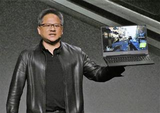 記者会見する米半導体大手エヌビディアのジェンスン・フアンＣＥＯ＝６日、米ラスベガス（共同）