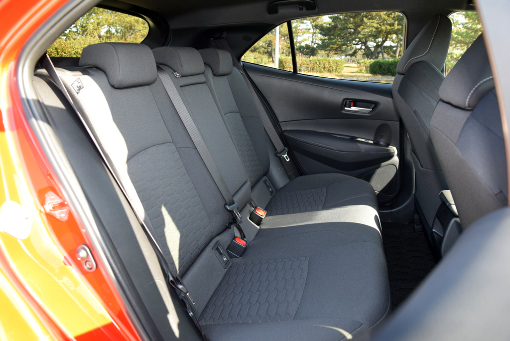 カローラスポーツの後席