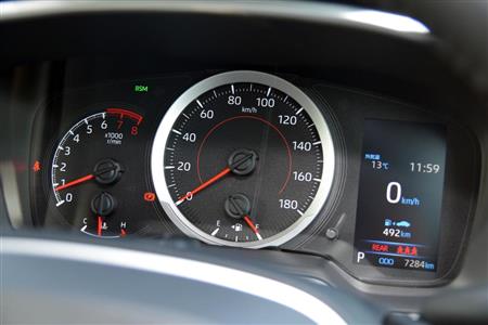 カローラスポーツのメーターパネル