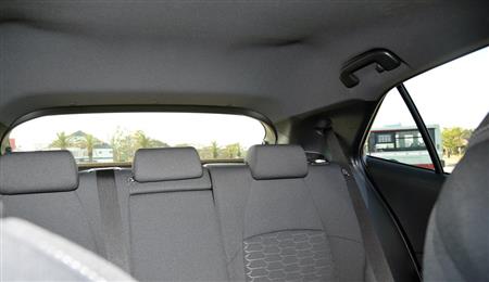 リヤピラーが太いため、後方視界は良好とはいえない