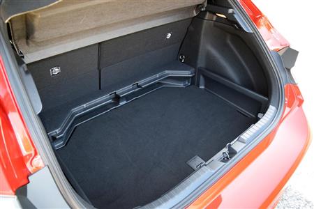 荷室床面の高さは２段階で調節可能