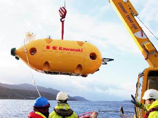 川崎重工業が英国沖で行った無人潜水機の実証実験。和歌山沖ではロボットアームを取り付け、技術の確認を行う（同社提供）