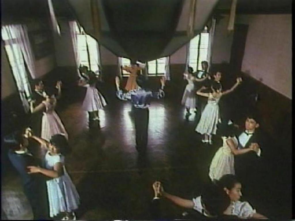 かつてのスコーンのCM。「スコーンスコーン♪」のフレーズとともにダンスする（湖池屋提供）