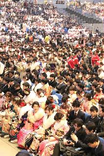 横浜市の成人式会場となった横浜アリーナでは、あでやかな振り袖などの多くの新成人が集まった＝１４日、横浜市港北区（王美慧撮影）