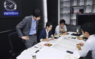 議論するマツダ社員＝２０１８年９月、広島県府中町