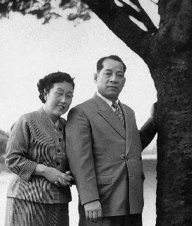 仲むつまじい姿がうかがえる安藤夫妻＝昭和３０年頃（日清食品ホールディングス提供）