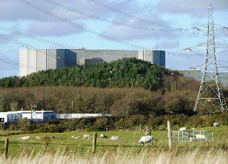 英アングルシー島で稼働中の原子力発電所。日立は隣接地に原発建設を計画していた(内藤泰朗撮影) 英アングルシー島で稼働中の原子力発電所。日立は隣接地に原発建設を計画していた(内藤泰朗撮影)