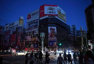 北海道地震によるブラックアウトで、普段はネオンが輝く繁華街から照明が消えた=昨年9月、札幌市中央区(宮崎瑞穂撮影) 北海道地震によるブラックアウトで、普段はネオンが輝く繁華街から照明が消えた=昨年9月、札幌市中央区(宮崎瑞穂撮影)