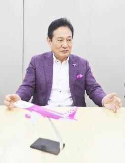 産経新聞のインタビューに応じるピーチ・アビェーションの井上慎一社長＝大阪府田尻町のピーチ・アビェーション本社