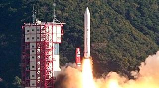 人工流れ星衛星などを搭載し、打ち上げられた小型ロケット「イプシロン」４号機＝１８日午前９時５０分、鹿児島県肝付町の内之浦宇宙空間観測所（草下健夫撮影）