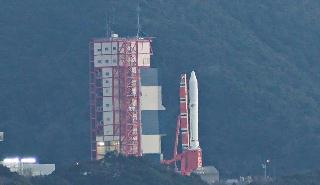 整備棟から姿を見せた小型ロケット「イプシロン」４号機（右）＝18日午前7時8分、鹿児島県肝付町の内之浦宇宙空間観測所（草下健夫撮影）