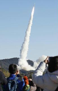 内之浦宇宙空間観測所から打ち上げられ、上昇する小型ロケット「イプシロン」４号機＝１８日午前９時５０分、鹿児島県肝付町