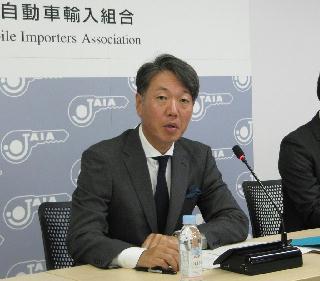 会見する日本自動車輸入組合の上野金太郎理事長=21日、東京都港区(臼井慎太郎撮影) 会見する日本自動車輸入組合の上野金太郎理事長=21日、東京都港区(臼井慎太郎撮影)