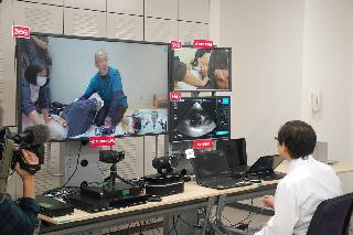 診療所から5Gで送られる映像を見ながら指導する和歌山県立医大の医師=21日、和歌山市(黒川信雄撮影) 診療所から5Gで送られる映像を見ながら指導する和歌山県立医大の医師=21日、和歌山市(黒川信雄撮影)