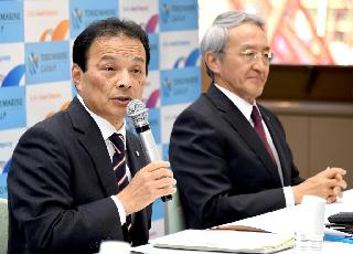 会見で記者の質問に答える東京海上HD社長に決まった小宮暁専務(左)。右は永野毅社長=21日午後、東京・丸の内の東京海上HD(酒巻俊介撮影) 会見で記者の質問に答える東京海上HD社長に決まった小宮暁専務(左)。右は永野毅社長=21日午後、東京・丸の内の東京海上HD(酒巻俊介撮影)